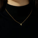 Colar Letra Delicada Inicial Passador Feminino (45cm) Banhado a Ouro 18k Anti Alérgico Cordão Acessórios Femininos