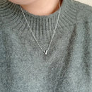 Colar Letra Delicada Inicial Passador Feminino (45cm) Banhado a Ouro 18k Anti Alérgico Cordão Acessórios Femininos